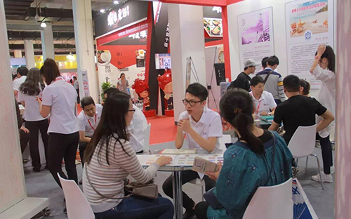 美博士工作人員為客戶(hù)介紹產(chǎn)品